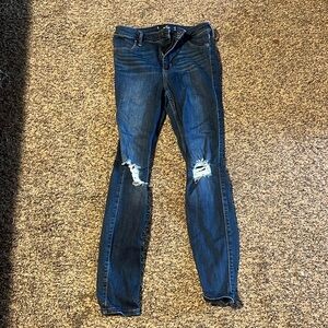 women’s hollister pair of jeans 5R never worn. 25 dollars W27 L28